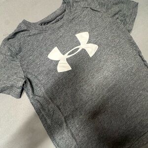Boys Under Armour Athletic Shirt  Grey Size SM